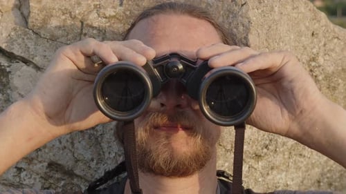 Portrait d'un homme charismatique à la barbe et à la moustache qui a hâte de plisser les yeux au clair