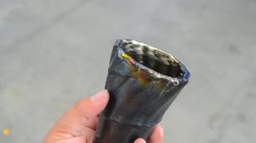 Solución de fabricación aditiva en metal con impresora 3D impresa para personas que sostienen un vaso