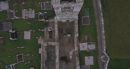 La
colina de Slane se considera tradicionalmente como el lugar donde San Patricio encendió el primer incendio de Pascal
en