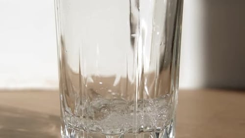 Wasser wird in transparentes Glas von Nahaufnahme gegossen, gereinigtes frisches Getränk eingegossen, klares Wasser aus der Flasche