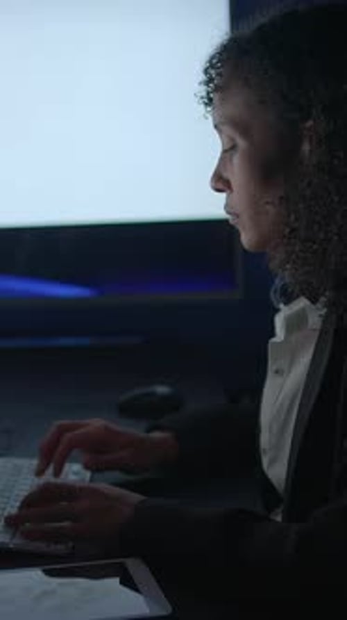 Un professionnel dévoué et concentré qui se spécialise dans divers aspects de l'analyse des données