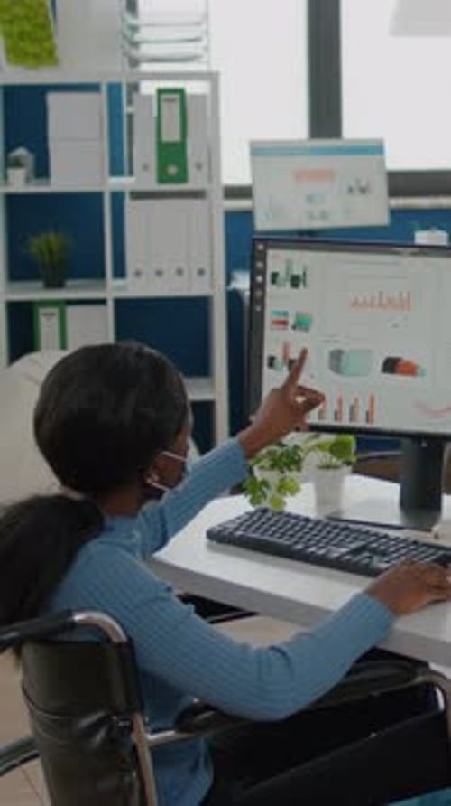 Vidéo : Entrepreneur africain immobilisé verticalement travaillant avec un collègue dans un nouveau bureau normal