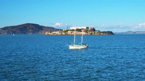 Vue aérienne d'Alcatraz au-dessus de la baie de San Francisco 3