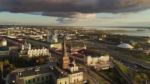 Muros aéreos de la catedral del Kremlin de Kazán, mezquita de Kul Sharif al amanecer