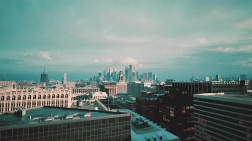 Amanecer sobre la ciudad con estructuras industriales y residenciales