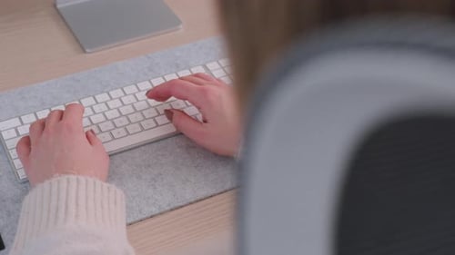 Konzept der Telearbeit — Frau arbeitet zu Hause und tippt auf einer kabellosen Tastatur. - Enthülle, Slider