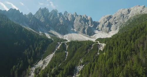 Vista aérea de Croda dei Baranci en la cordillera de los Dolomitas, Tirol del Sur, Italia.