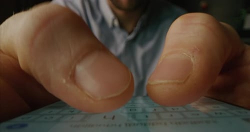 Alternative Makro-Nahaufnahme eines jungen Geschäftsmannes Hände mit einer Touchscreen-Touchpad-Tastatur von