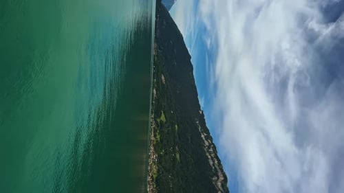 Vista vertical do Lago Brienz, aldeias à beira do lago nos Alpes Berneses da Suíça. Panning
Shot
