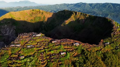 Randonneurs au sommet du mont Batur au lever du soleil avec un paysage volcanique, Bali, Indonésie, orbite aérienne