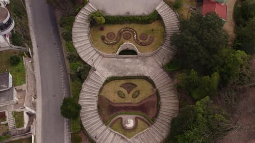 Vue aérienne du jardin de l'église et du parc avec des gens et des arbres, Penafiel, Portugal.