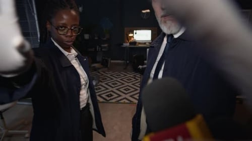 Une équipe multiethnique de policiers refuse de donner une interview à la presse