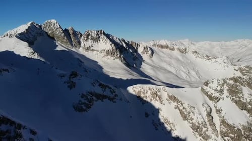 Vista panorámica de la cordillera cubierta de nieve
