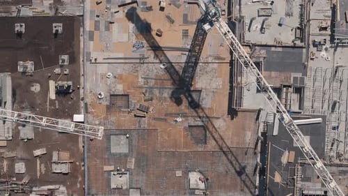 Luftaufnahme einer Baustelle von oben mit Arbeitern bei den Bauarbeiten