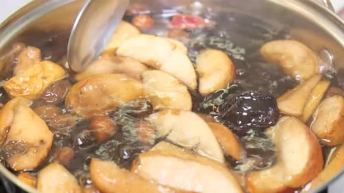 Plan rapproché de la préparation de la compote de fruits secs