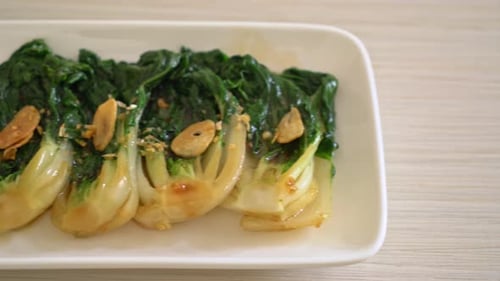 repolho chinês para bebês com molho de ostra e alho - estilo de comida asiática