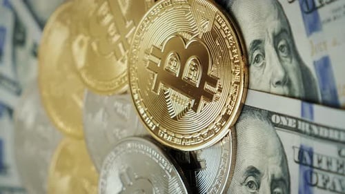 Des bitcoins et des dollars sur la table. Extraction de cryptomonnaies Bitcoin. Vidéo verticale