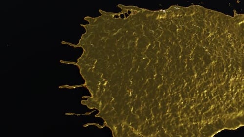 Strom von Goldflüssigkeit, die auf dem Boden fließt, transparenter Hintergrund