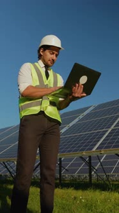 Un inversor revisa las métricas de rendimiento de las estaciones de energía solar