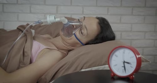 Une femme souffrant d'asthme dort