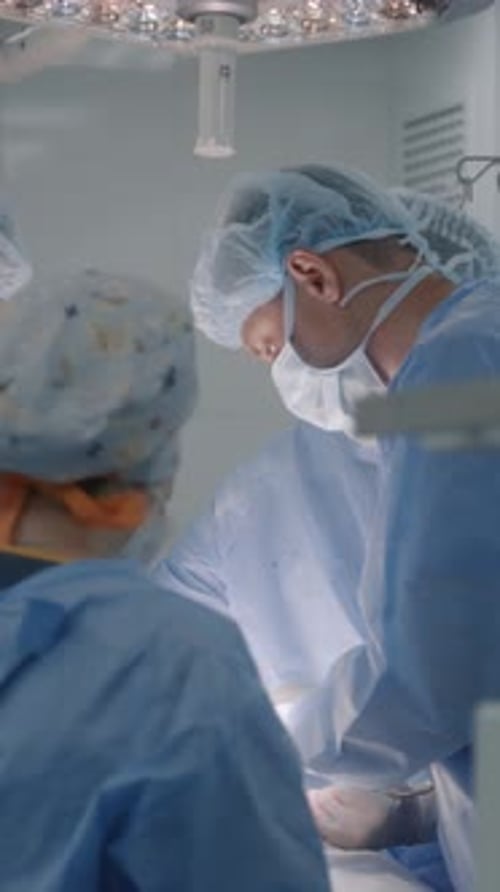 Professionelle Mediziner nähen die Wunde und beenden die Operation