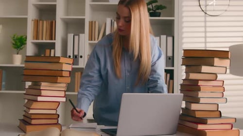 Kaukasischer Student, vielbeschäftigtes Mädchen, Frau, Gymnasiast, studiert Hausaufgaben, Schreibaufgaben, Laptoptücher