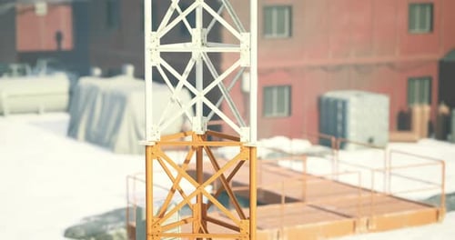 La torre de comunicación se alza sobre un telón de fondo de edificios rústicos
