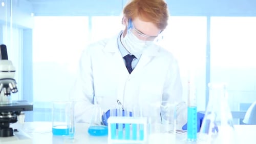 Wissenschaftler schreiben Details Ergebnis der Laborforschung
