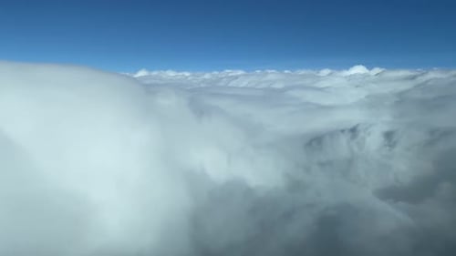 über die weißen Wolken mit blauem Himmel fliegen