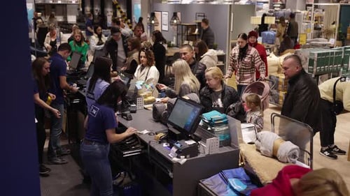 Rivne, Ucrania, 14 de octubre de 2022 La gente hace cola en la caja registradora para pagar los bienes comprados