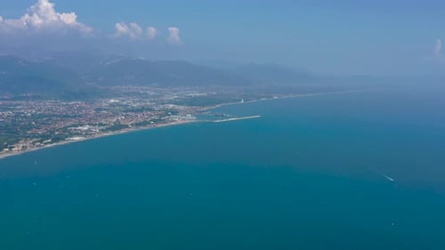 Vue aérienne en hauteur avec vue sur Marina di Carrara et Pier di Ponente, Italie