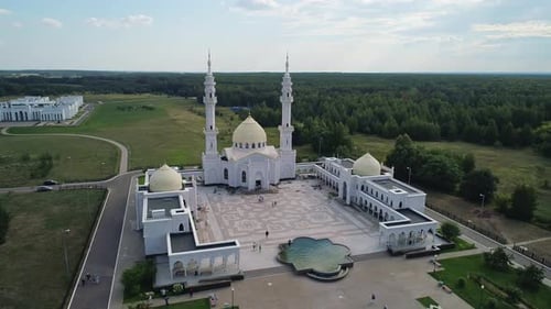 Vue aérienne de la mosquée blanche de Bolgar, magnifique bâtiment blanc de la République du Tatarstan