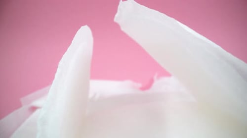 Weiße Damenbinde, Nahaufnahme, isoliert, 4K