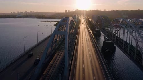 Luftaufnahme von oben: Autoverkehr auf der Brücke am Abend