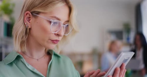 Femme d'affaires naviguant sur Internet sur tablette numérique