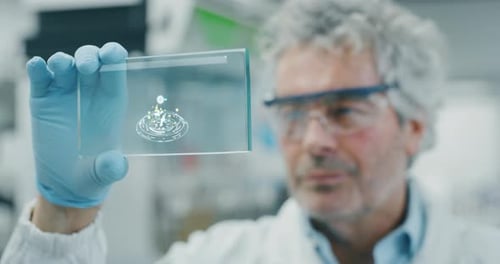 Porträt eines futuristischen Forschers, der den Augmented-Reality-Bildschirm mit Hologrammgrafiken für vi verwendet