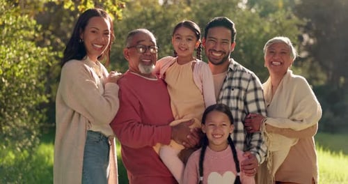 Familia numerosa feliz, naturaleza y unión en el parque para disfrutar de tiempo de calidad, vacaciones o vacaciones al aire libre