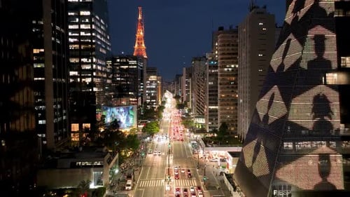 Avenida Paulista à noite, no centro de São Paulo, Brasil. Escritórios de negócios.