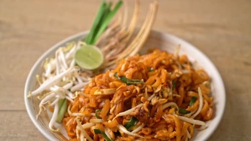 Pad Thai Stir Fry Noodles with Bean Sprouts