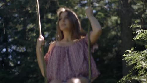 Femme sur une balançoire à la campagne