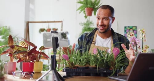 Emprendedor de una pequeña empresa propietario de una tienda de plantas que transmite en línea desde su lugar de trabajo. Hombre empresario