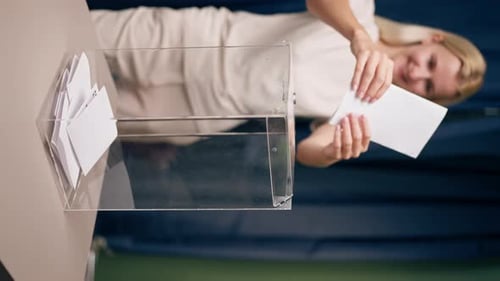 Vertikales Video im Wahlbezirk für die Präsidentschaftswahl: ein junges Mädchen in weißen Kleidern