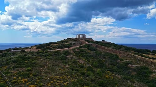 Temple du dieu olympien Poséidon surplombant la mer Égée au cap Sounion, en Grèce. Prise de vue aérienne par Drone