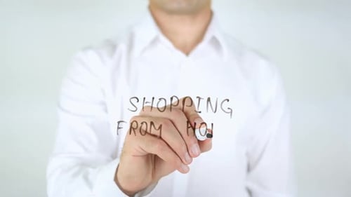 Compras desde casa, hombre escribiendo sobre vidrio