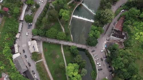 Vue aérienne d'une rivière dans la ville de Jajce