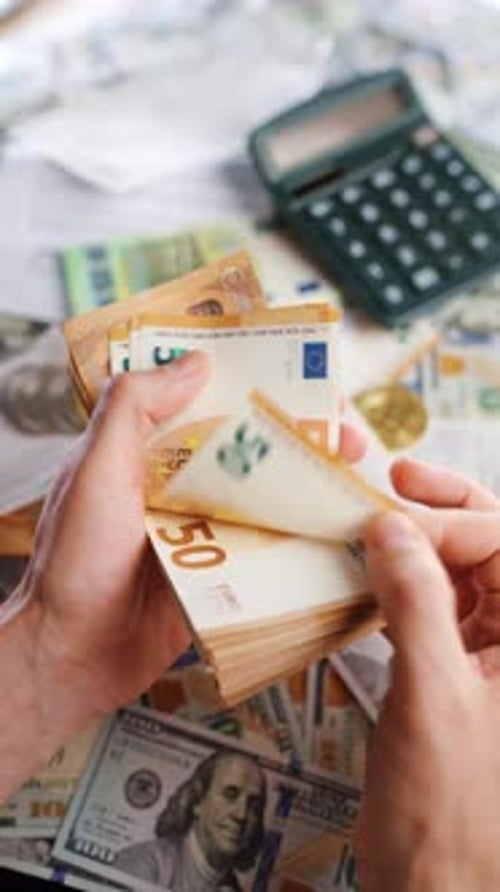 Homem calculando despesas mensais de casa e saldo bancário