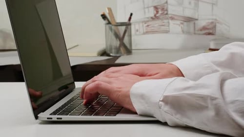 Jeune femme tape sur un clavier d'ordinateur en gros plan, concept de lieu de travail moderne, bureau, travail et