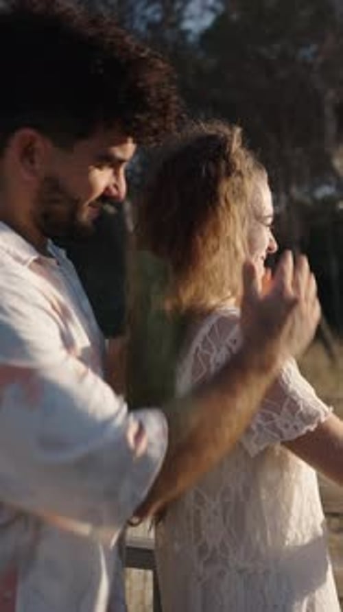 Un chico sorprende a su amigo por detrás