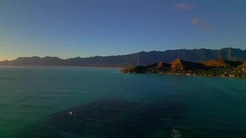 Paisagem panorâmica na ilha de Oahu, no Havaí - Foto aérea de drone