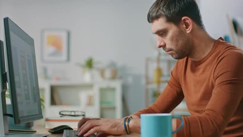 Freiberuflicher Softwareentwickler verwendet einen PC und arbeitet an einer Benutzeroberfläche für Mobil